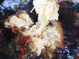 14、东北酸菜炖排骨,汤汁沸腾后放入酸菜