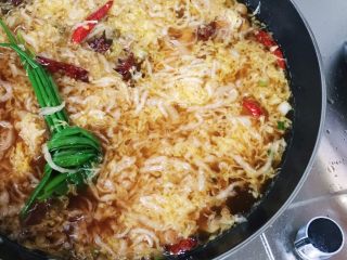 15、东北酸菜炖排骨,放入葱结搅拌均匀