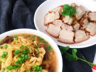 19、东北酸菜炖排骨,东北酸菜与白肉的经典组合没有之一