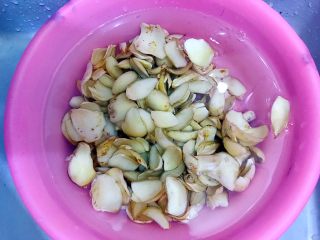 2、葱油枸杞鲜百合,一片一片扒拉下来,清洗干净!