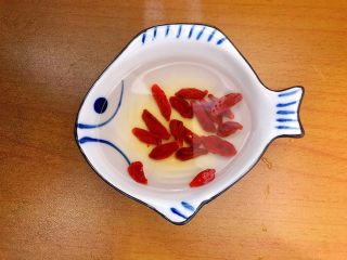 3、葱油枸杞鲜百合,枸杞洗干净后用凉开水稍微浸泡一下!备用!