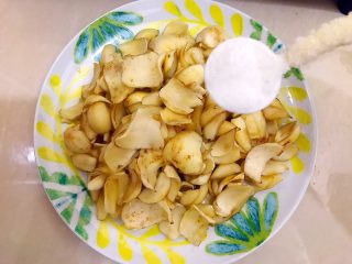 4、葱油枸杞鲜百合,取一小勺白糖均匀撒在鲜百合上!(由于鲜百合会微苦,所以要用白糖调和一下)!