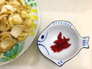 5、葱油枸杞鲜百合,将枸杞沥干水分!