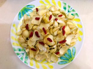 6、葱油枸杞鲜百合,撒在鲜百合上!