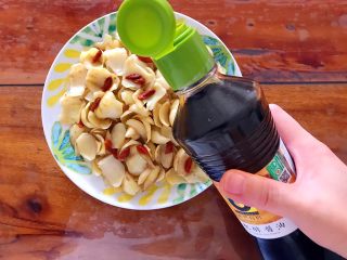 7、葱油枸杞鲜百合,蒸好之后取出,淋适量生抽,我这里用的是可以用来凉拌的酱油,千万不要用做红烧菜的酱油,会很咸!