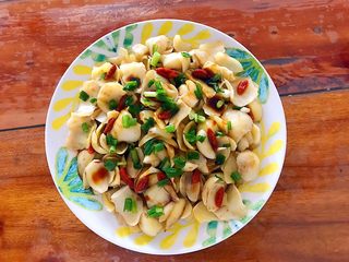 8、葱油枸杞鲜百合,均匀撒上葱花!