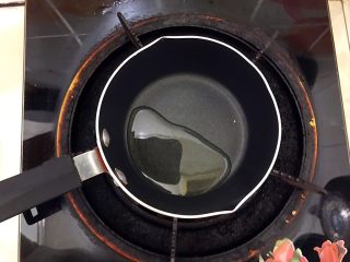 9、葱油枸杞鲜百合,取一小锅,烧热适量食用油!