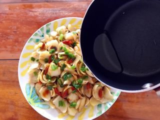 10、葱油枸杞鲜百合,均匀淋在鲜百合上!