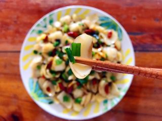 11、葱油枸杞鲜百合,OK,拌一拌就可以吃了!来个近景!