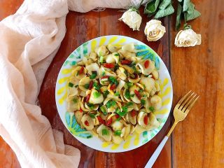 12、葱油枸杞鲜百合,照芽芽的惯例,还是要摆拍一下的????