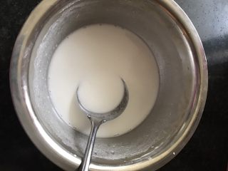3、自制肠粉,水加入专用粉调匀