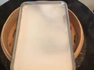 4、自制肠粉,浇上薄薄一层粉液（喜欢厚一点的可以稍微多浇一点