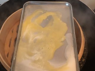 5、自制肠粉,等粉液稍稍凝固时浇上鸡蛋液