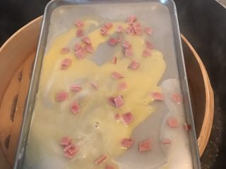 6、自制肠粉,洒上火腿丁