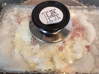 8、自制肠粉,看到表面起泡了就表示熟了