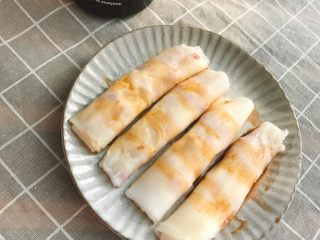 9、自制肠粉,淋上生抽美味的肠粉就完成啦！