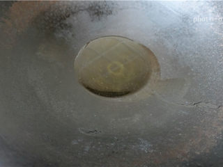 5、凉拌豆腐丝,.在烧热的锅里放入少许植物油，加入至平时炒菜的热度。