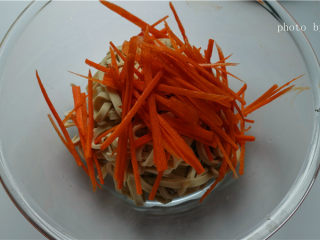 7、凉拌豆腐丝,取一大碗，放入豆腐皮丝，胡萝卜丝。