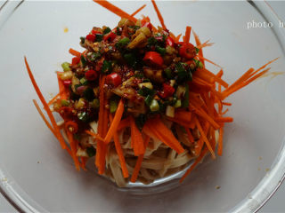 8、凉拌豆腐丝,将拌好的作料淋在豆腐丝上面，翻拌均匀，撒上香菜，装盘，