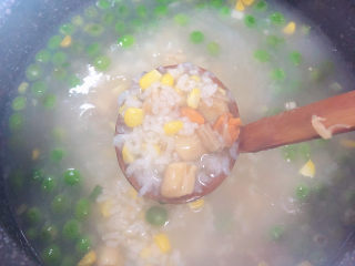 11、冬日暖心菜 扇贝田园砂锅粥,再加入腌制好的扇贝肉，搅拌均匀。