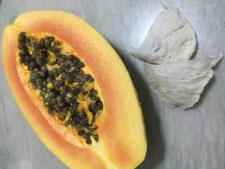 1、海椰王木瓜炖燕窝,取半个木瓜去皮去籽，燕盏两片