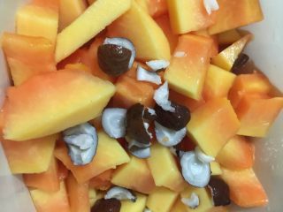 2、海椰王木瓜炖燕窝,木瓜切小块，小孩吃比较方便。海椰王砸开去壳，取椰肉拍碎跟木瓜一起，四碗水先炖一小时