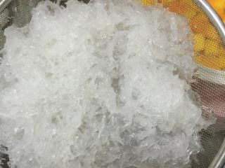 3、海椰王木瓜炖燕窝,燕窝是提前半天，也就五六小时先泡发，洗净后，等木瓜跟海椰王炖一小时再加进去炖30分钟，记得不要超过30分钟，不然口感不好，而已炖久会化水