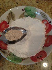 1、法式薄饼,在碗里倒入面粉，并加入酵母粉，拌匀