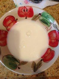 3、法式薄饼,将牛奶倒入碗里，用微波炉加热到35度左右