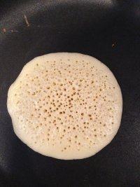 7、法式薄饼,将面糊倒入平底锅中至面糊发泡凝固