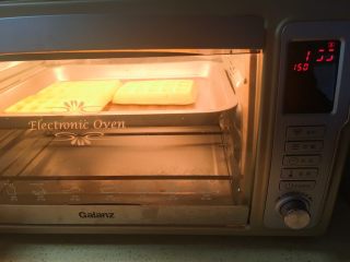 15、40分钟小白版华夫饼,再150度，上下烤5分钟，再170度，上下烤5分钟。注意观察，不够成色再烤3分钟，够了就拿出来，外焦里软才是最好状态。