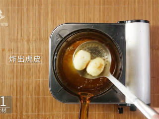 3、深夜食堂里的招牌菜,一道温暖人心的大锅菜,炸出虎皮