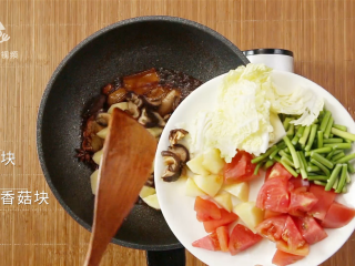 11、深夜食堂里的招牌菜,一道温暖人心的大锅菜,加入适量土豆块、泡发香菇块