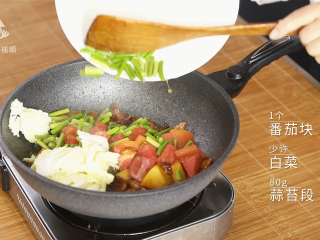 12、深夜食堂里的招牌菜,一道温暖人心的大锅菜,加入适量番茄块、少许白菜、蒜苔块