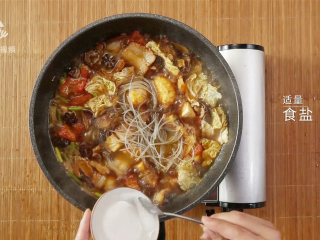 16、深夜食堂里的招牌菜,一道温暖人心的大锅菜,加入适量食盐