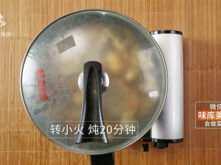 17、深夜食堂里的招牌菜,一道温暖人心的大锅菜,转小火 炖20分钟