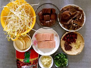 1、川味毛血旺,在外面吃毛血旺总觉得食材不新鲜油不好，那我们就在家自己做一道家庭版毛血旺吧。素菜的选择可以根据自己的喜好决定多选几种也许。准备鸭血500g、毛肚150g、牛百叶150g、黄豆芽250g、梅林午餐肉150g、土豆1个、郫县豆瓣、蒜末、姜末、葱花、香菜末、干辣椒10个剪成段、花椒5g，所有食材洗净切好备用。