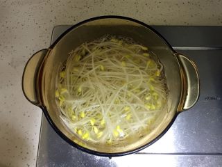 2、川味毛血旺,锅中烧水，水开后放入黄豆芽煮熟。