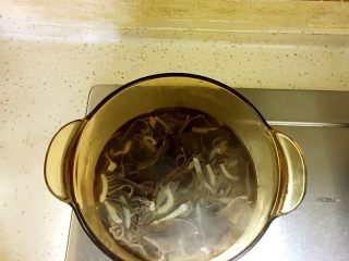 4、川味毛血旺,毛肚和牛百叶焯水约10秒。