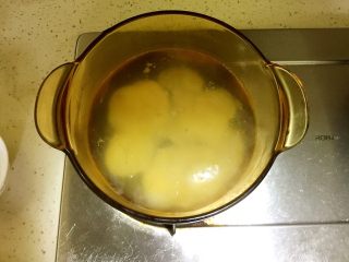 5、川味毛血旺,土豆焯水约30秒。