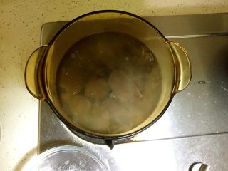 6、川味毛血旺,鸭血焯水要久一些，需要约3-5分钟。