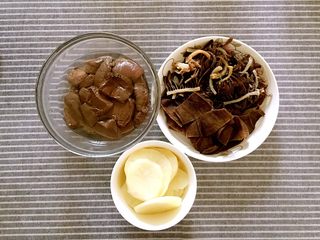 7、川味毛血旺,将焯好的土豆、毛肚、牛百叶、鸭血取出备用。