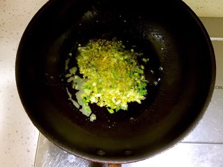 8、川味毛血旺,锅中放入约20ml菜籽油，待油五成热时放入姜末、蒜末、葱末爆香。