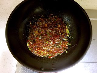 9、川味毛血旺,再放入花椒、2大勺郫县豆瓣酱炒出红油（有火锅底料的话可以放半袋火锅底料，味道更香浓）。