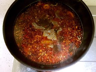 11、川味毛血旺,放入鸭血煮5分钟，不要一直搅和鸭血，易弄碎。