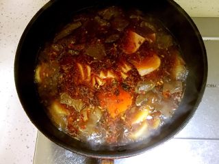 12、川味毛血旺,放入土豆片煮30秒，再放入午餐肉煮2分钟。