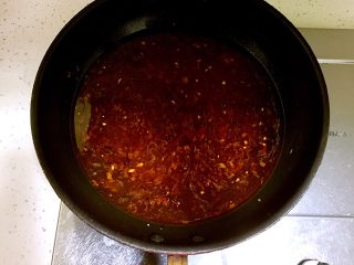 10、川味毛血旺,加入清水（高汤更好或加一个浓汤宝也行），大火烧开放入适量的盐、料酒1勺、白糖（提鲜用，不要放多了）、生抽2勺、老抽1勺调味。