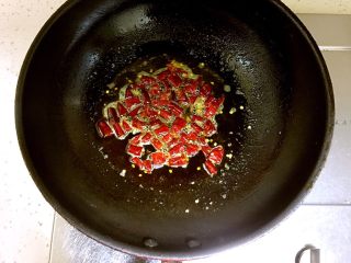15、川味毛血旺,锅中放入约15ml的食用油，油5成热时放入剪好的干辣椒段炒出辣味。