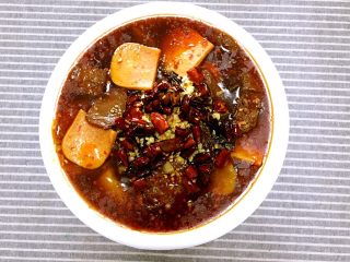 16、川味毛血旺,将热油淋在蒜末上。