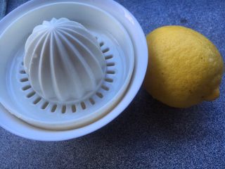 2、家庭版奶油奶酪,柠檬洗干净